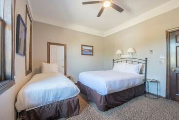 Elk Mountain Lodge