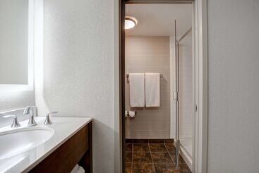 هتل Days Inn & Suites By Wyndham Yorkton
