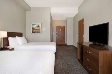 هتل Days Inn & Suites By Wyndham Yorkton