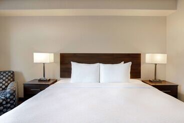 هتل Days Inn & Suites By Wyndham Yorkton