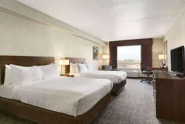 هتل Days Inn & Suites By Wyndham Yorkton