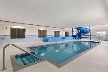 هتل Days Inn & Suites By Wyndham Yorkton