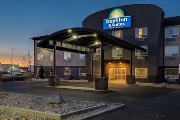 هتل Days Inn & Suites By Wyndham Yorkton