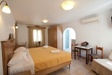 هتل Gelos House