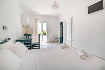 هتل Ikaros Studios & Apartments