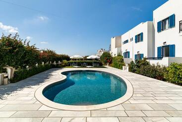 هتل Ikaros Studios & Apartments