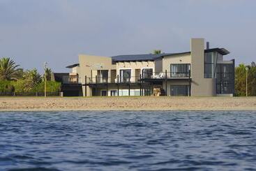 هتل Oyster Box Guesthouse
