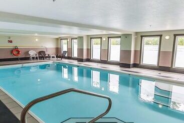 Velora Hinton, Ascend Hotel Collection