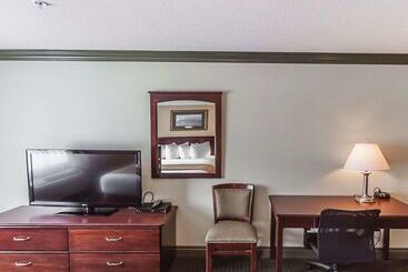 Velora Hinton, Ascend Hotel Collection