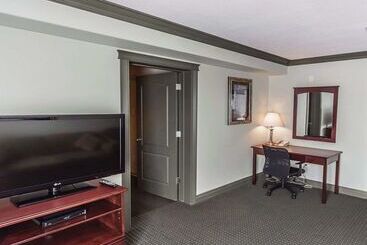 Velora Hinton, Ascend Hotel Collection