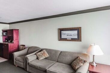Velora Hinton, Ascend Hotel Collection