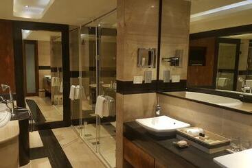 هتل Vivanta Hyderabad Begumpet