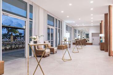 هتل Embassy Suites By Hilton Aruba Beach Resort
