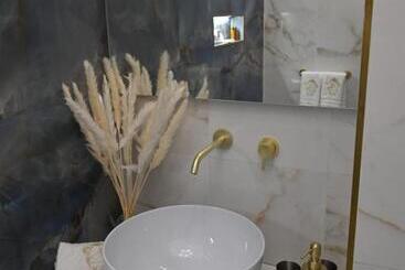 تختخواب و صبحانه Nm Luxury Suites