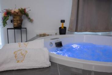 تختخواب و صبحانه Nm Luxury Suites