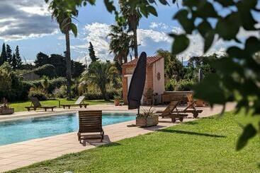 مبيت وإفطار Mas Tramontane Chambres D Hôtes Et Studio Avec Piscine Dans Parc Arboré