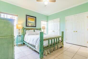 شقة فندقية Little Get Away By The Beach ,moondancer