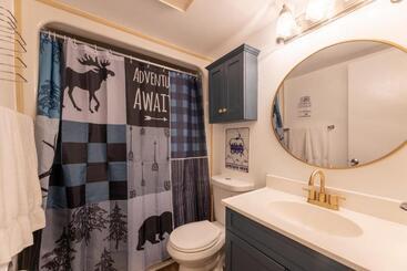 Snowshoe Ski In & Ski Out At Silvercreek Resort Family Friendly, Jacuzzi, Hot Tub, Mountain Views