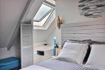 تختخواب و صبحانه La Chambre Du Capitaine