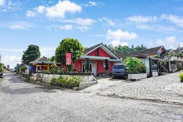 هتل Oyo Homes 91103 Desa Wisata Lembah Gunung Tumpeng