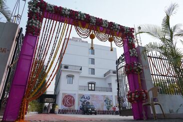 فندق Makhan Vihar