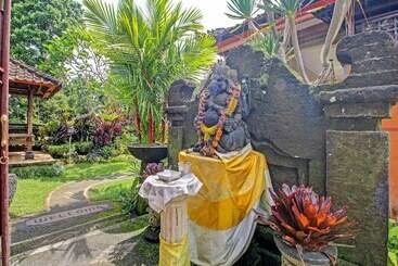هتل Oyo Homes 91091 Desa Wisata Umejero