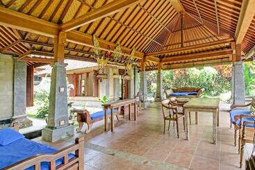 هتل Oyo Homes 91091 Desa Wisata Umejero