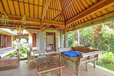 هتل Oyo Homes 91091 Desa Wisata Umejero