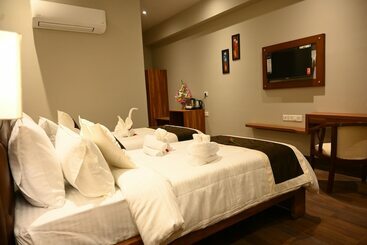 هتل Neel Clarks Inn Express