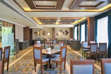 هتل Neel Clarks Inn Express
