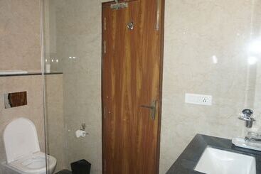 هتل Neel Clarks Inn Express