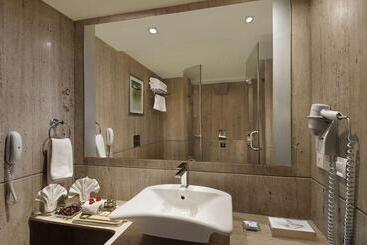 هتل Ramada By Wyndham Mussoorie Mall Road