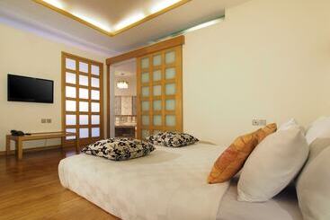 Mikie Holiday Resort &