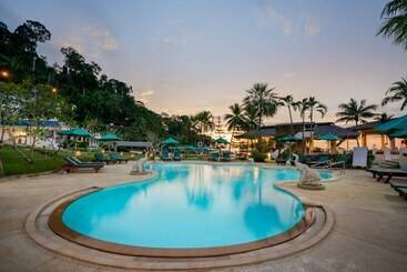 هتل Sunset Khaolak Resort