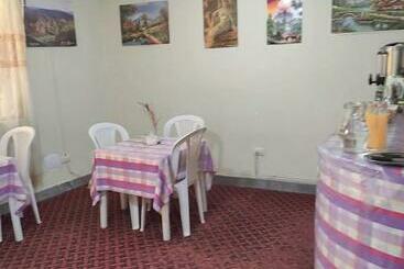 پانسیون Hostal La Realeza