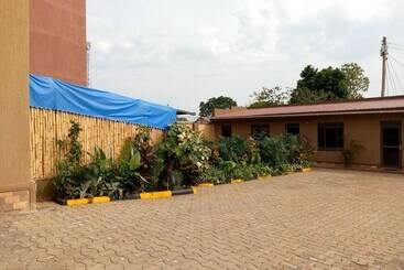 تختخواب و صبحانه Mbale Emperor S Motel