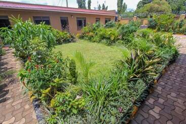 تختخواب و صبحانه Mbale Emperor S Motel