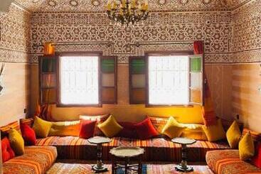 Hostel Essassi 23