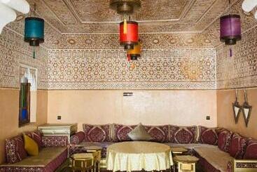 Hostel Essassi 23