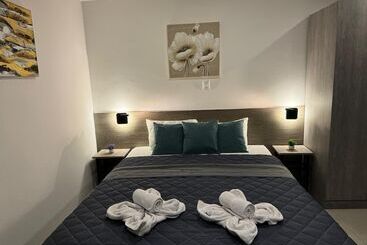 هتل Oasis Dream Holidays La Petite France