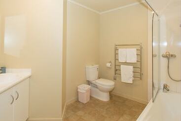 Clearbrook Motel & Serviced Apartments