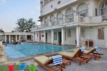هتل Merwara Estate  A Luxury Heritage Resort