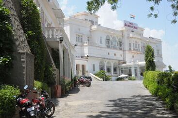 هتل Merwara Estate  A Luxury Heritage Resort