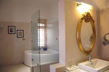 هتل Merwara Estate  A Luxury Heritage Resort