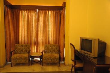هتل Merwara Estate A Luxury Heritage Resort