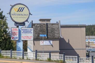 هتل The Waterfront Suites And Marina