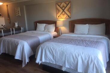 هتل The Waterfront Suites And Marina