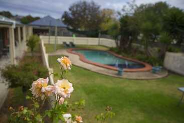 Rose Garden Motel