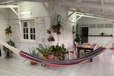 تختخواب و صبحانه Maison Jean