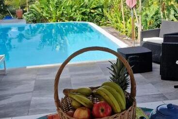 تختخواب و صبحانه Maison Jean